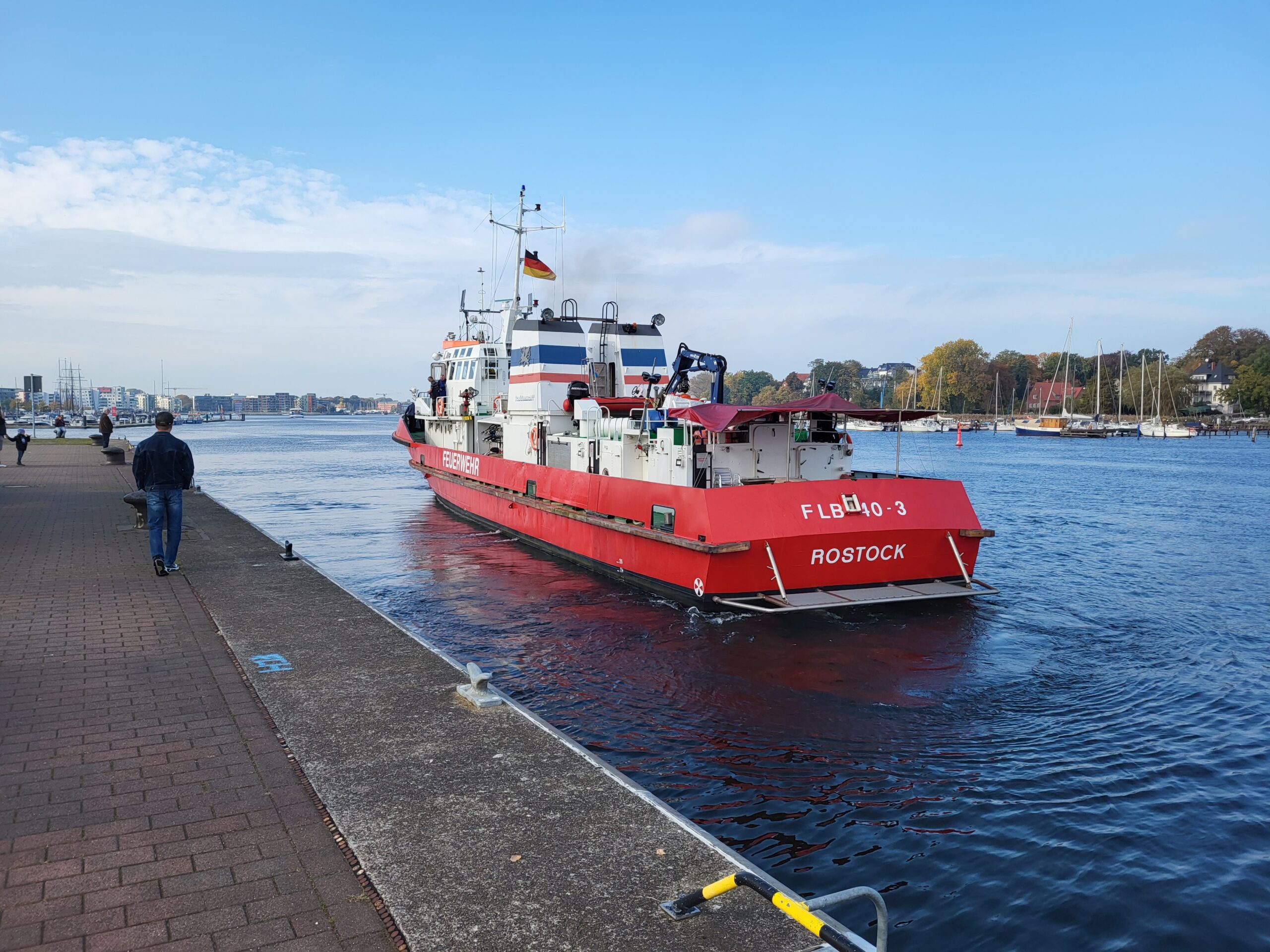 Das Feuerlöschboot 40-3 beim 2. Rostocker Blaulichttag